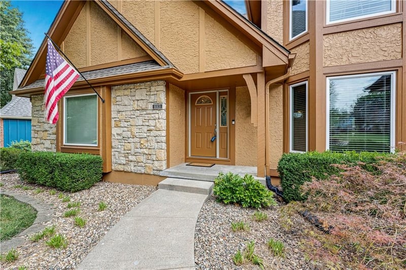 1013 SE Greenridge Dr, Lee's Summit, MO 64081
