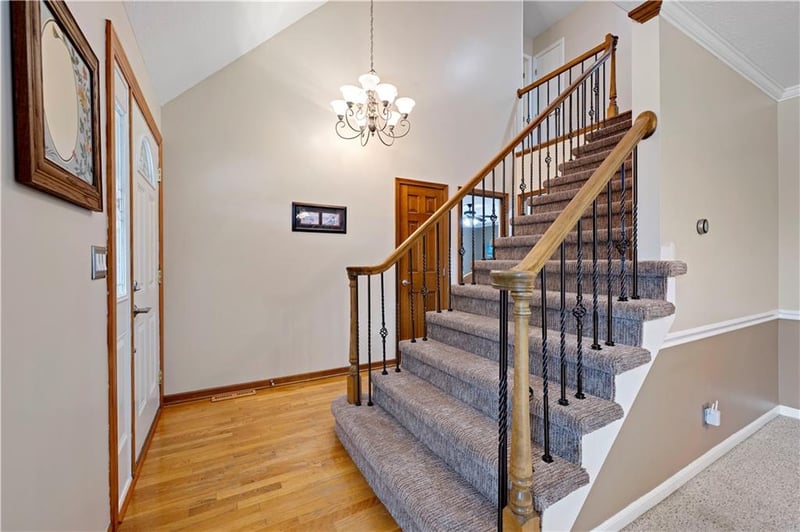 1013 SE Greenridge Dr, Lee's Summit, MO 64081