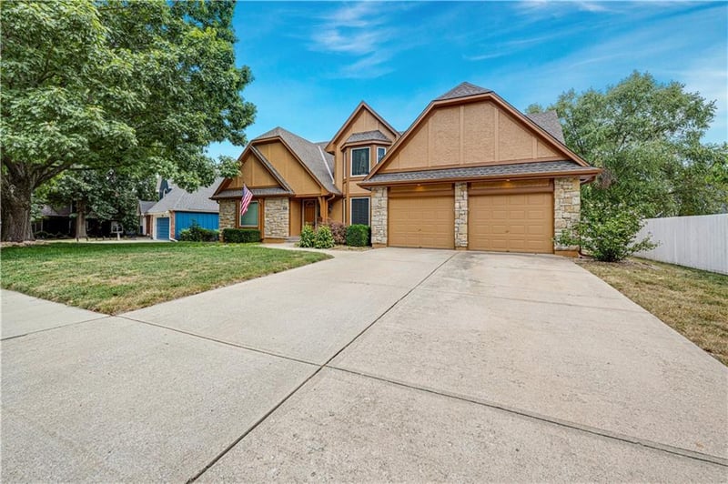 1013 SE Greenridge Dr, Lee's Summit, MO 64081