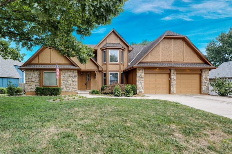 1013 SE Greenridge Dr, Lee's Summit, MO 64081