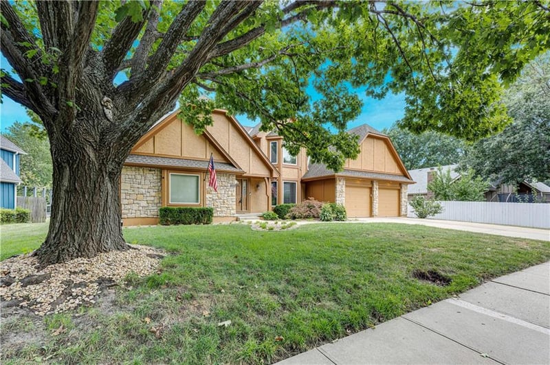 1013 SE Greenridge Dr, Lee's Summit, MO 64081