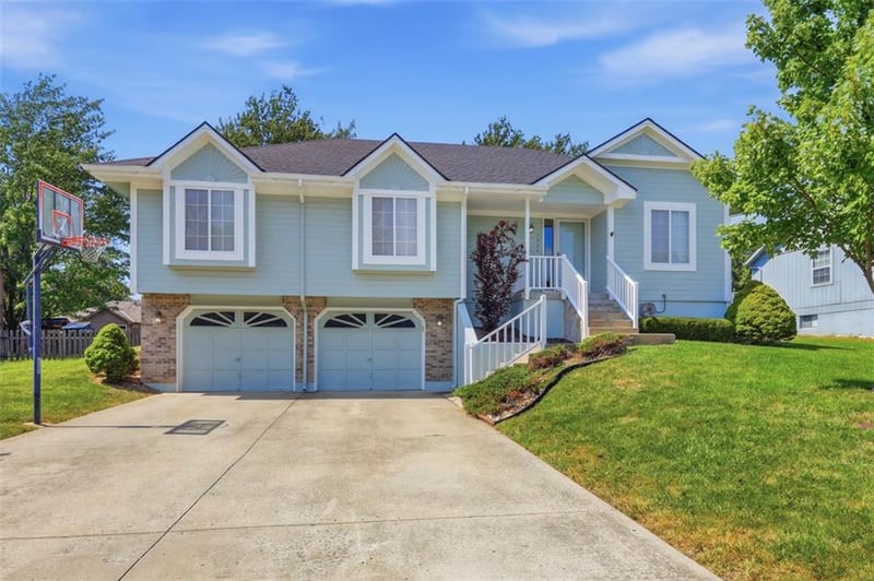 1534 NE Stonewood Dr, Lee's Summit, MO 64086