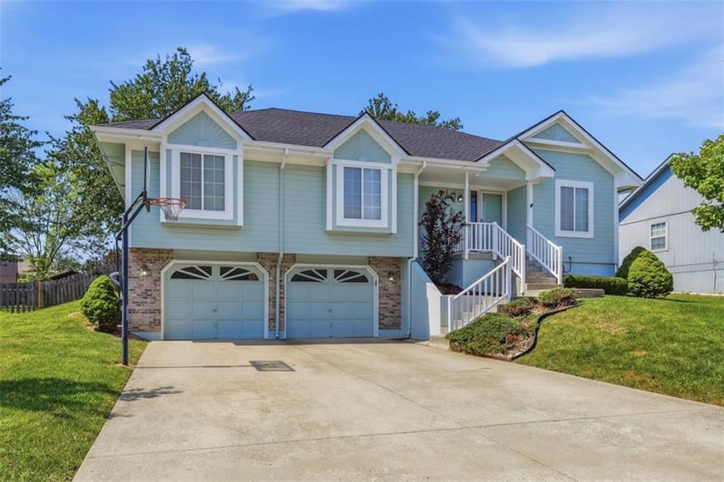 1534 NE Stonewood Dr, Lee's Summit, MO 64086
