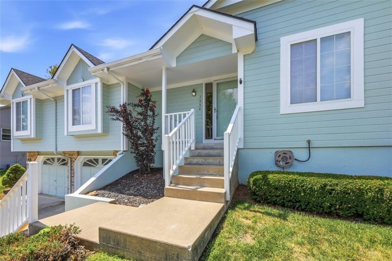 1534 NE Stonewood Dr, Lee's Summit, MO 64086
