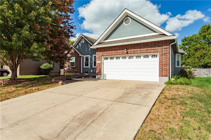 2724 SE Nottingham Dr, Lee's Summit, MO 64063