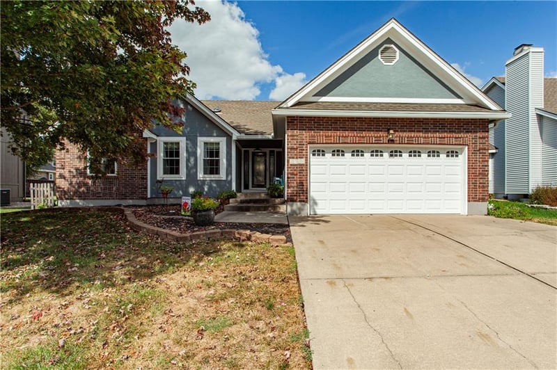 2724 SE Nottingham Dr, Lee's Summit, MO 64063