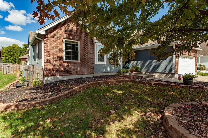 2724 SE Nottingham Dr, Lee's Summit, MO 64063