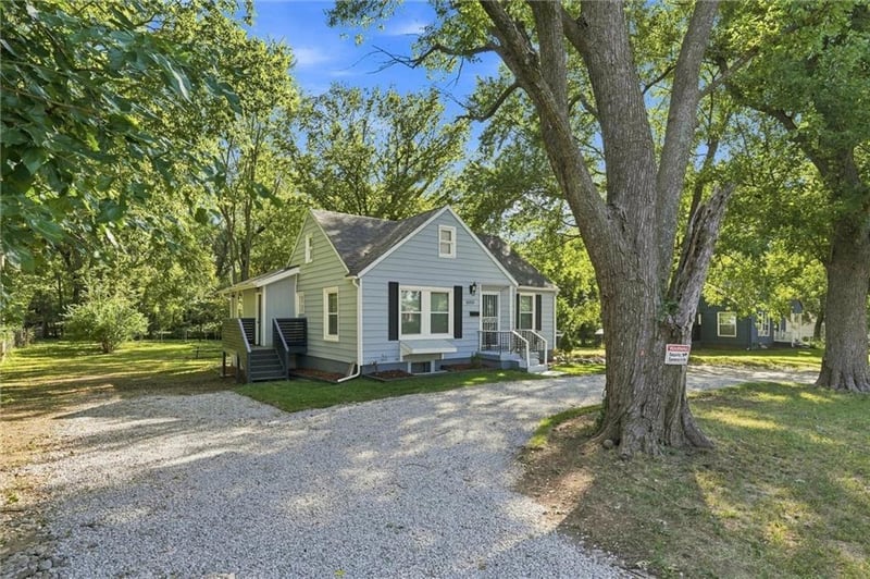 6315 E Red Bridge Rd, Kansas City, MO 64134