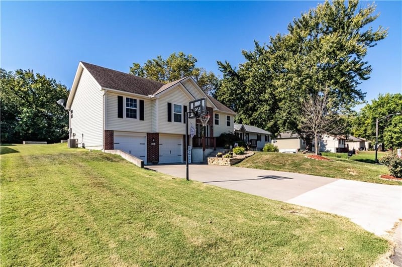 942 E Market St, Warrensburg, MO 64093
