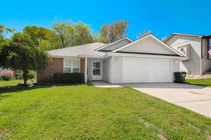 603 Creek Ridge Dr, Grain Valley, MO 64029