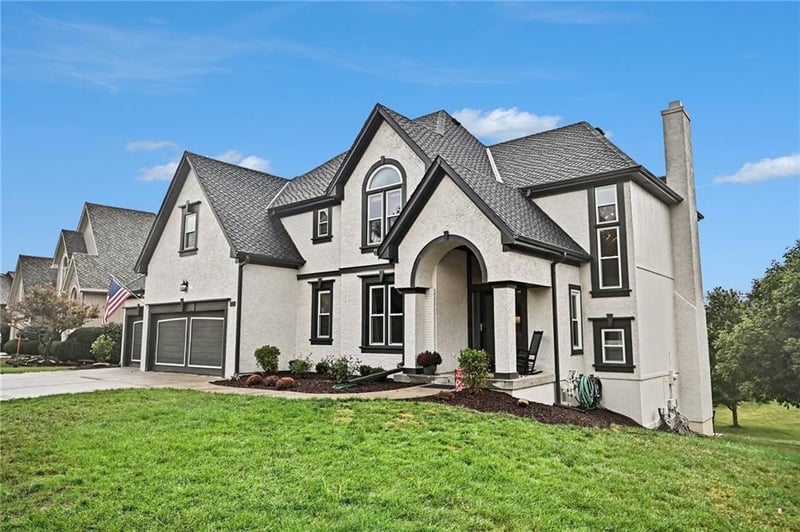 8008 Park Ridge Dr, Parkville, MO 64152