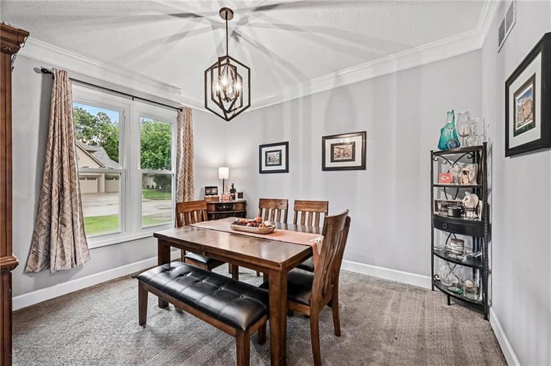 8008 Park Ridge Dr, Parkville, MO 64152