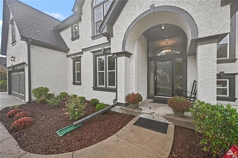 8008 Park Ridge Dr, Parkville, MO 64152