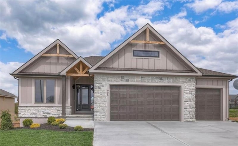 910 Savannah Ln, Greenwood, MO 64034