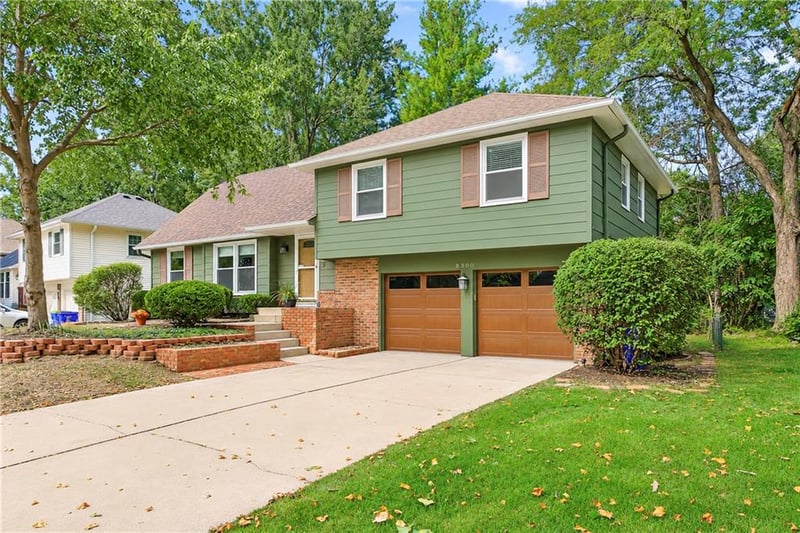8300 W 97th Ter, Overland Park, KS 66212