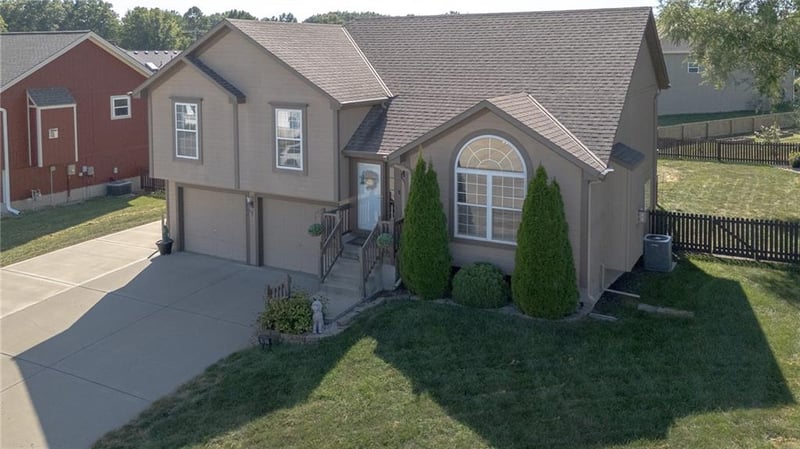 1802 Lauren Ln, Kearney, MO 64060