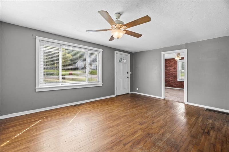 9612 E 31st St, Independence, MO 64052
