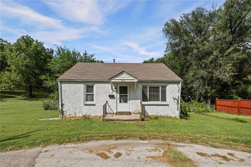 9612 E 31st St, Independence, MO 64052