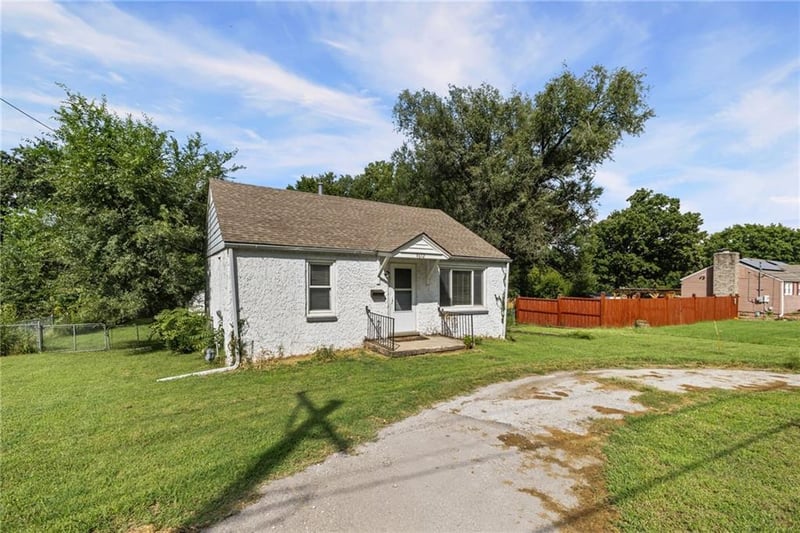 9612 E 31st St, Independence, MO 64052