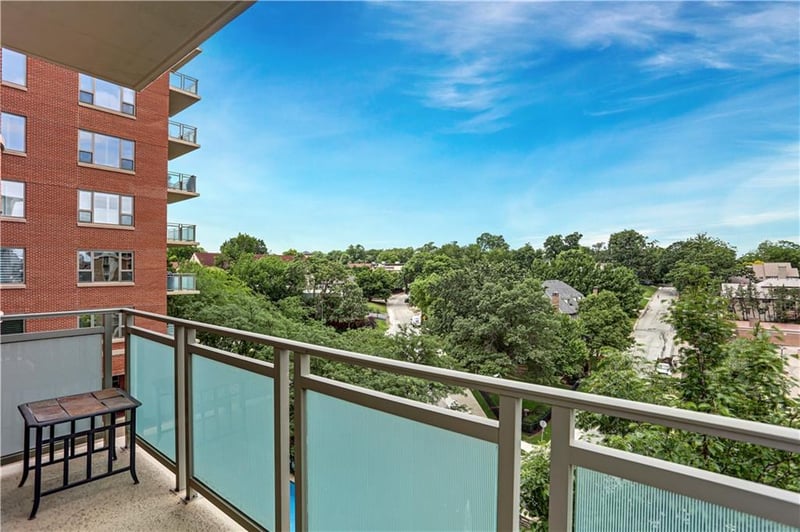 4950 Central St #302, Kansas City, MO 64112