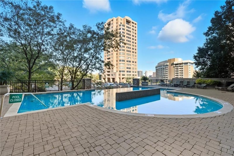 4950 Central St #302, Kansas City, MO 64112