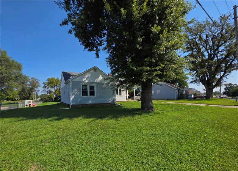 620 W 25th Ter, Higginsville, MO 64037