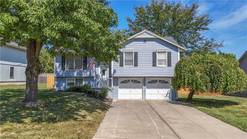 1704 NE Patterson Dr, Lee's Summit, MO 64063