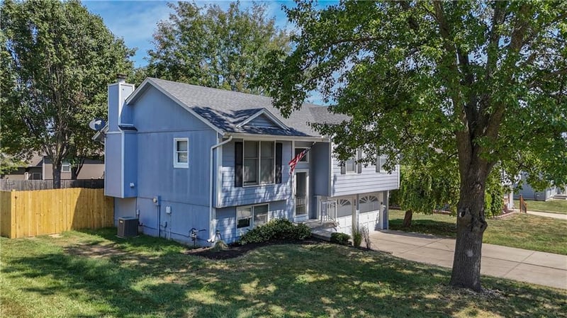 1704 NE Patterson Dr, Lee's Summit, MO 64063