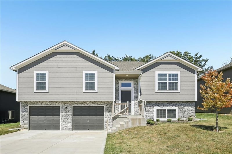 910 NW Hilltop Ln, Grain Valley, MO 64029