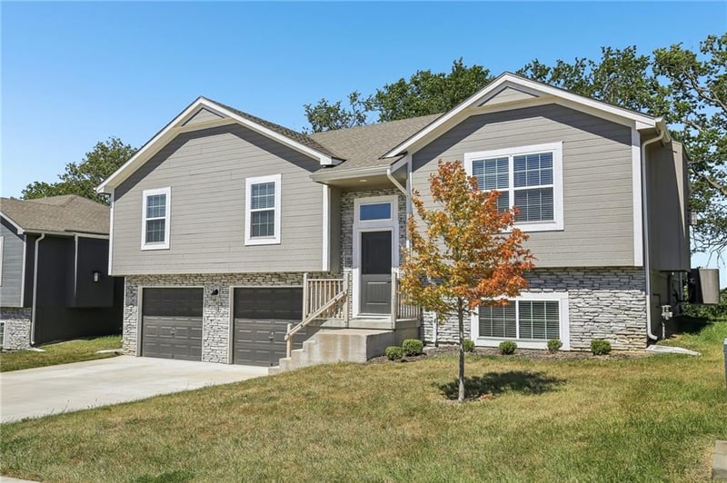 910 NW Hilltop Ln, Grain Valley, MO 64029