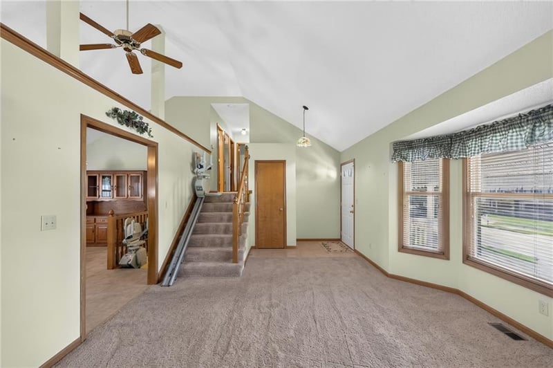 6527 Sioux Dr, Parkville, MO 64152