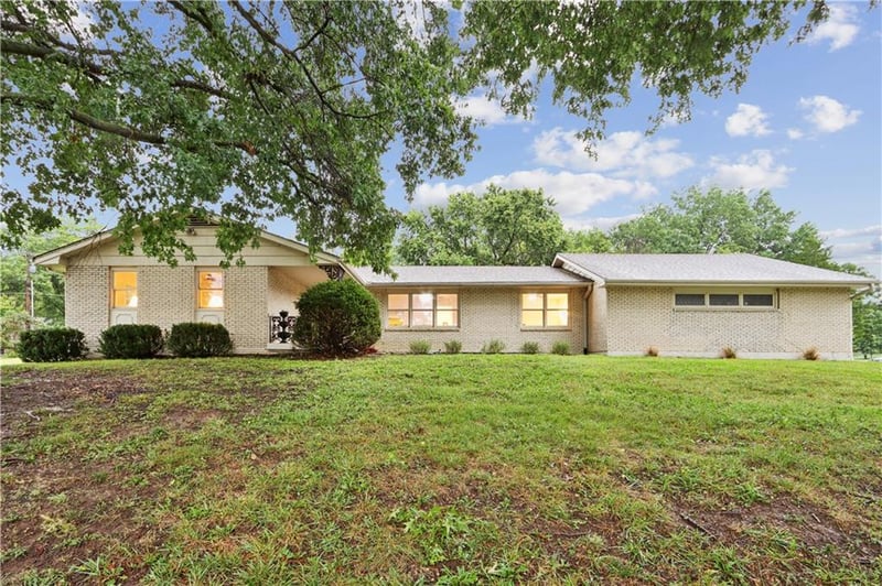 2 Maple Cir, Smithville, MO 64089