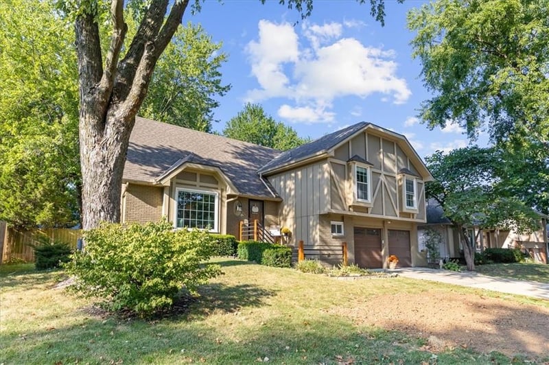 1728 E Sleepy Hollow Dr, Olathe, KS 66062
