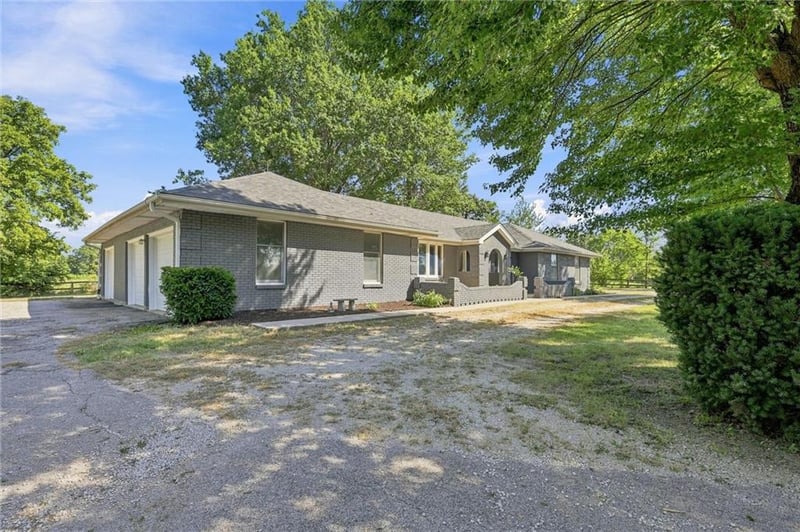 16413 Quinn Rd, Smithville, MO 64089