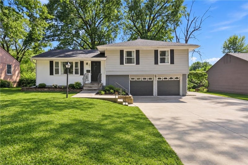 9611 E 80th Ter, Raytown, MO 64138