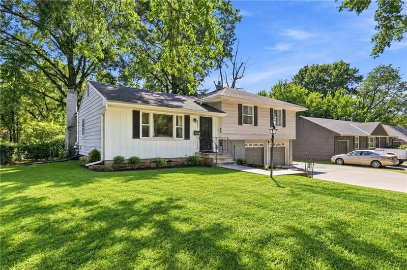 9611 E 80th Ter, Raytown, MO 64138
