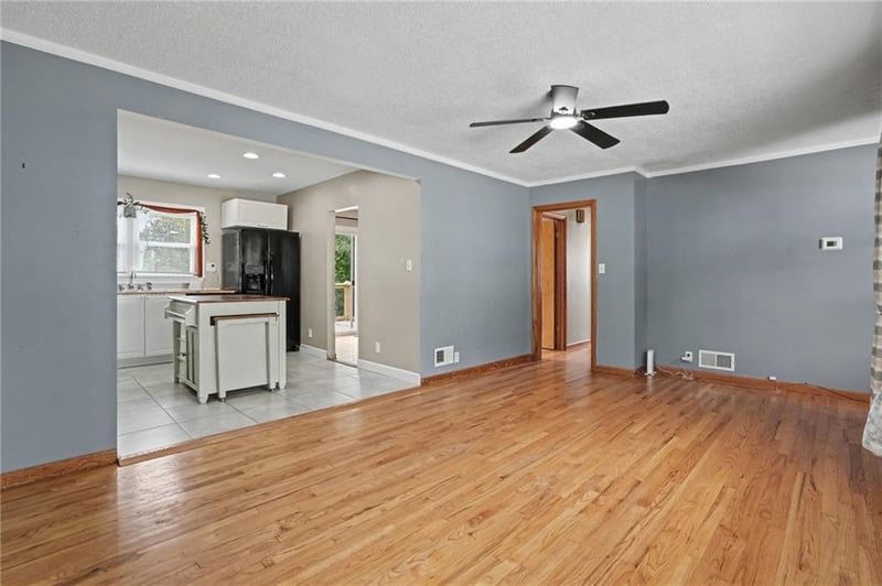 626 Summer St, Weston, MO 64098