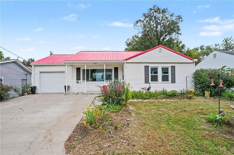 626 Summer St, Weston, MO 64098