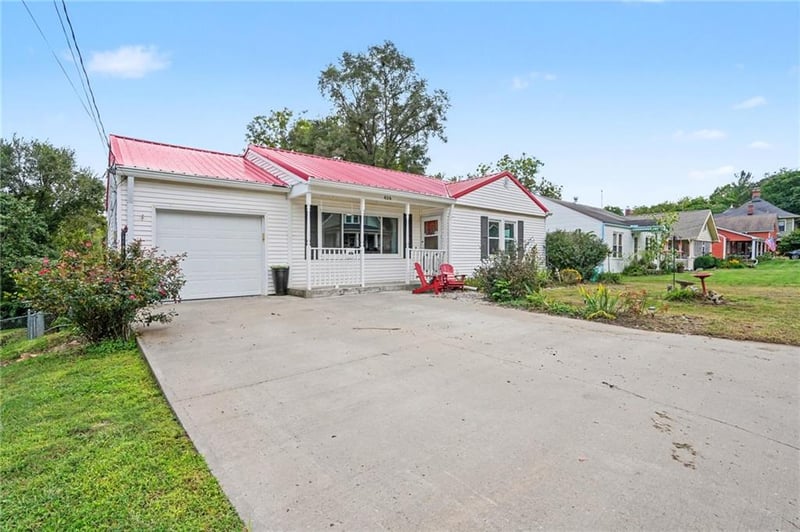 626 Summer St, Weston, MO 64098