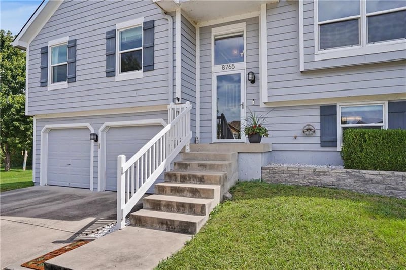 8765 Thompson Dr, De Soto, KS 66018