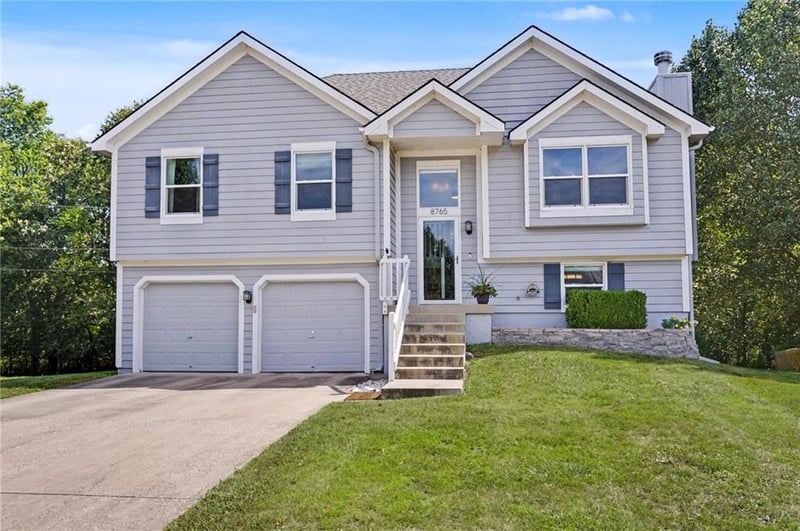 8765 Thompson Dr, De Soto, KS 66018