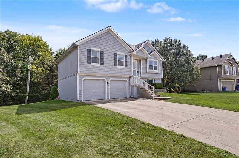 8765 Thompson Dr, De Soto, KS 66018