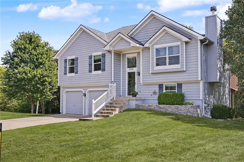 8765 Thompson Dr, De Soto, KS 66018
