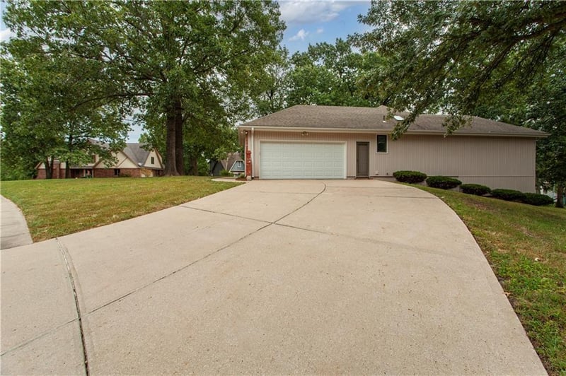 4912 Whitney Dr, Independence, MO 64055