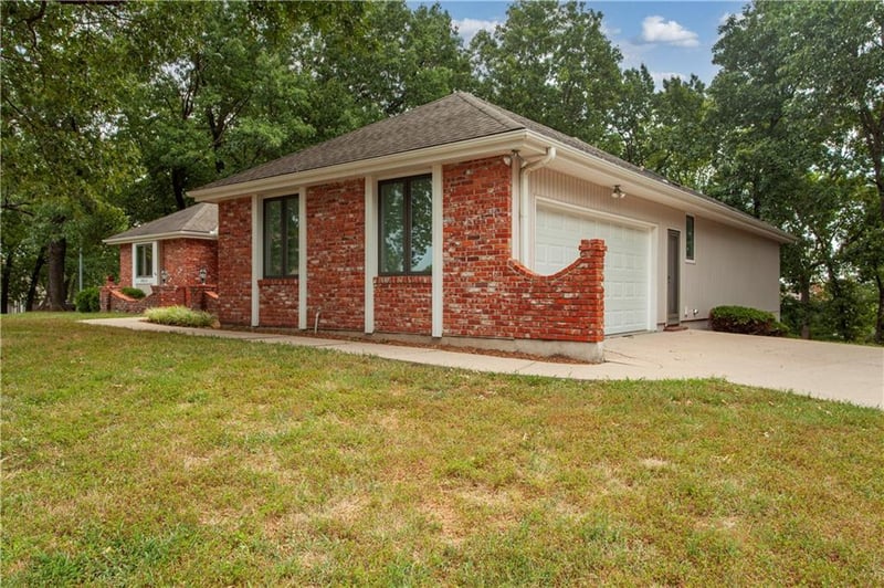 4912 Whitney Dr, Independence, MO 64055