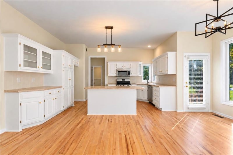 13721 Manor Rd, Leawood, KS 66224
