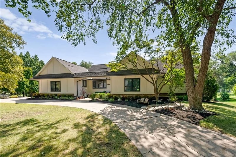 12809 Pembroke Cir, Leawood, KS 66209