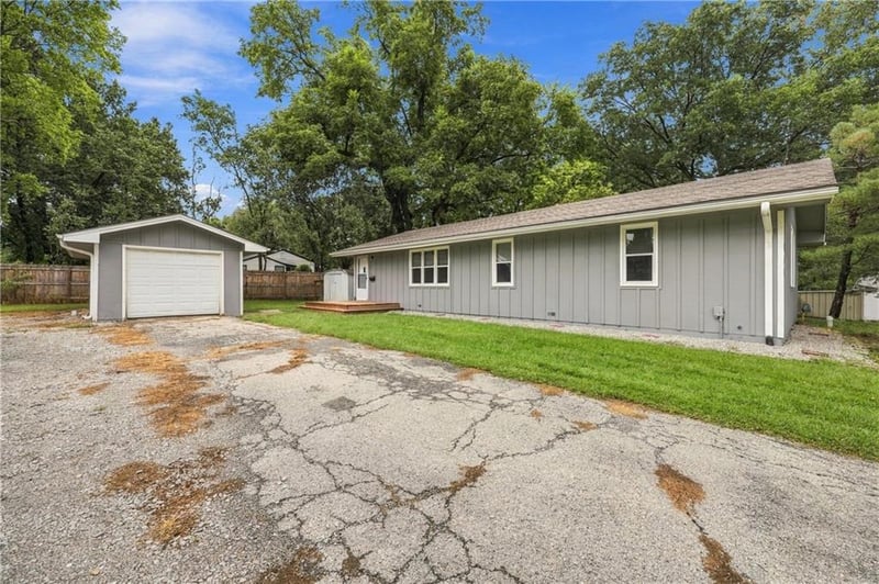 313 SW 18th St Ter, Blue Springs, MO 64015