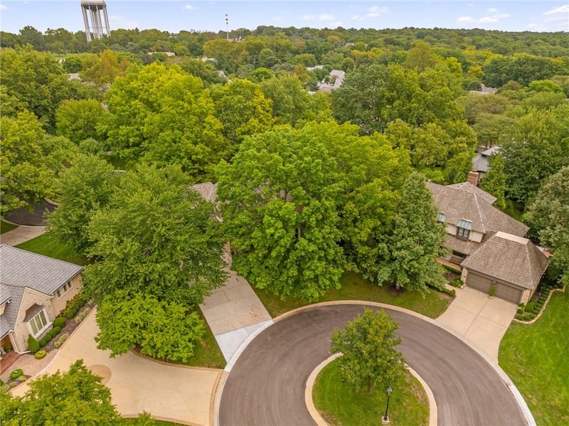 61 Le Mans Ct, Prairie Village, KS 66208