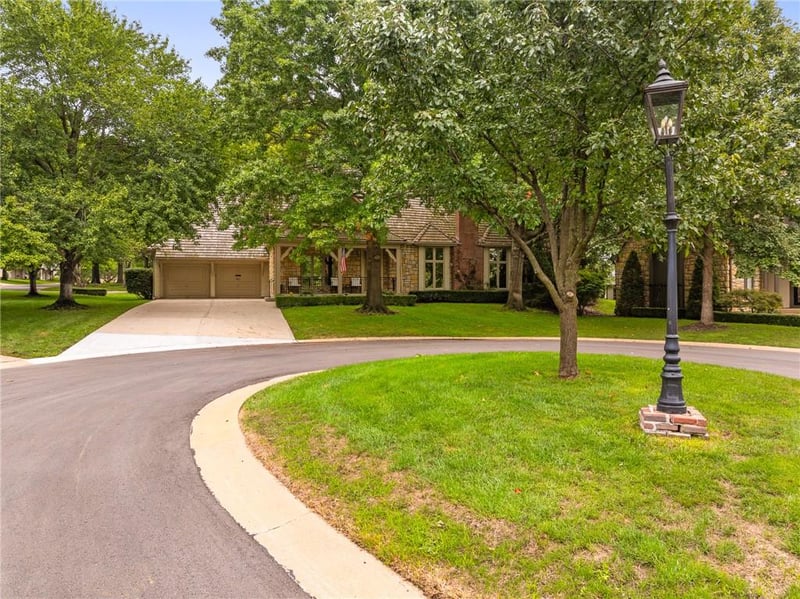 61 Le Mans Ct, Prairie Village, KS 66208